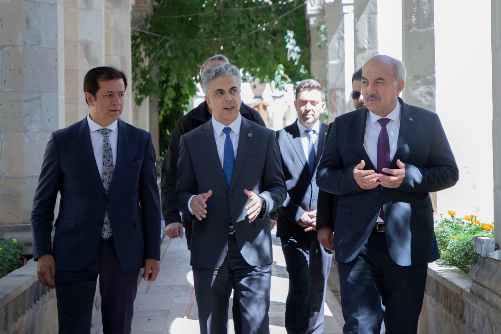 Görselde, Rektörümüz, Munzur Üniversitesi Rektörü ve Erzincan Binali Yıldırım Üniversitesi Rektörü yer almaktadır.