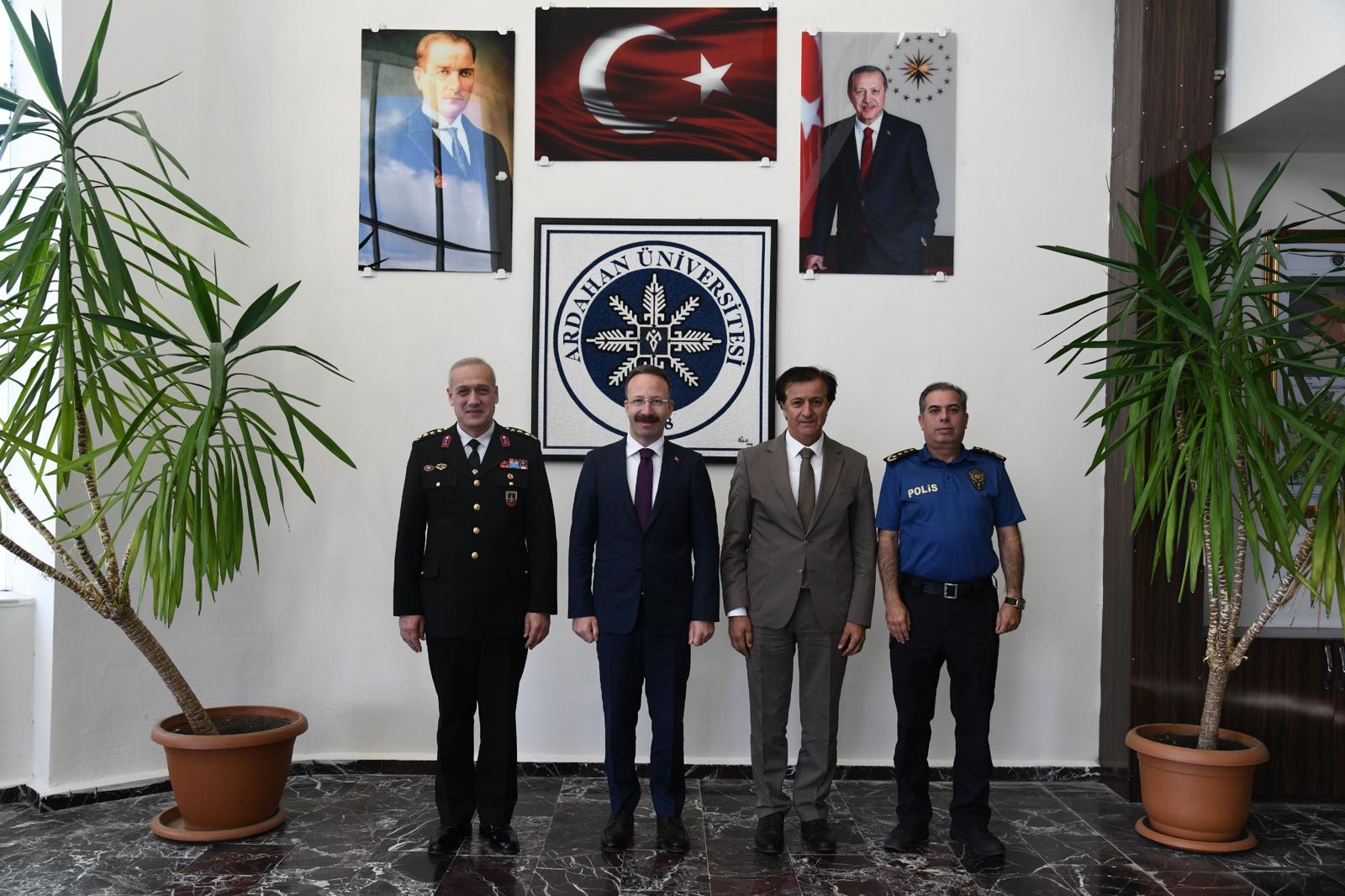 Görselde, Sayın Valimiz, Sayın Rektörümüz, Sayın İl Jandarma Komutanımız ve İl Emniyet Müdürümüz yer almaktadır.