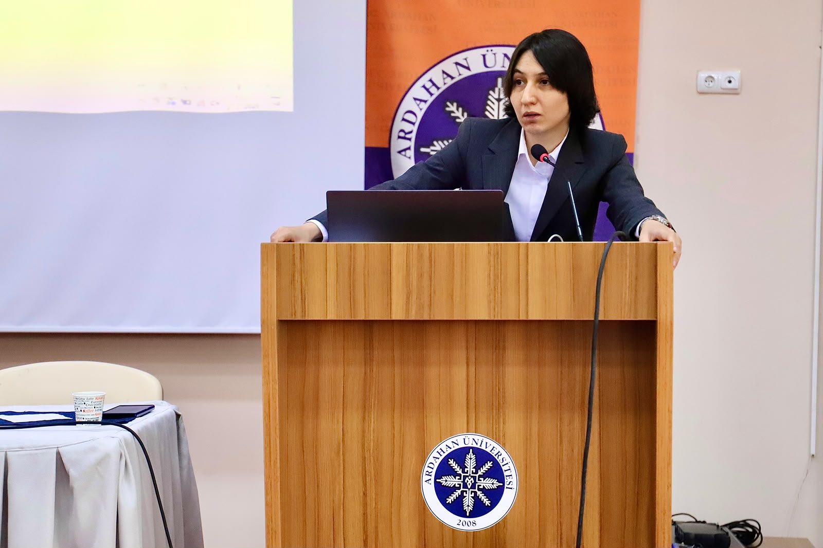 Görselde, Rektör Yardımcımız Prof. Dr. Yeliz Demir kürsüde konuşma yapmaktadır.