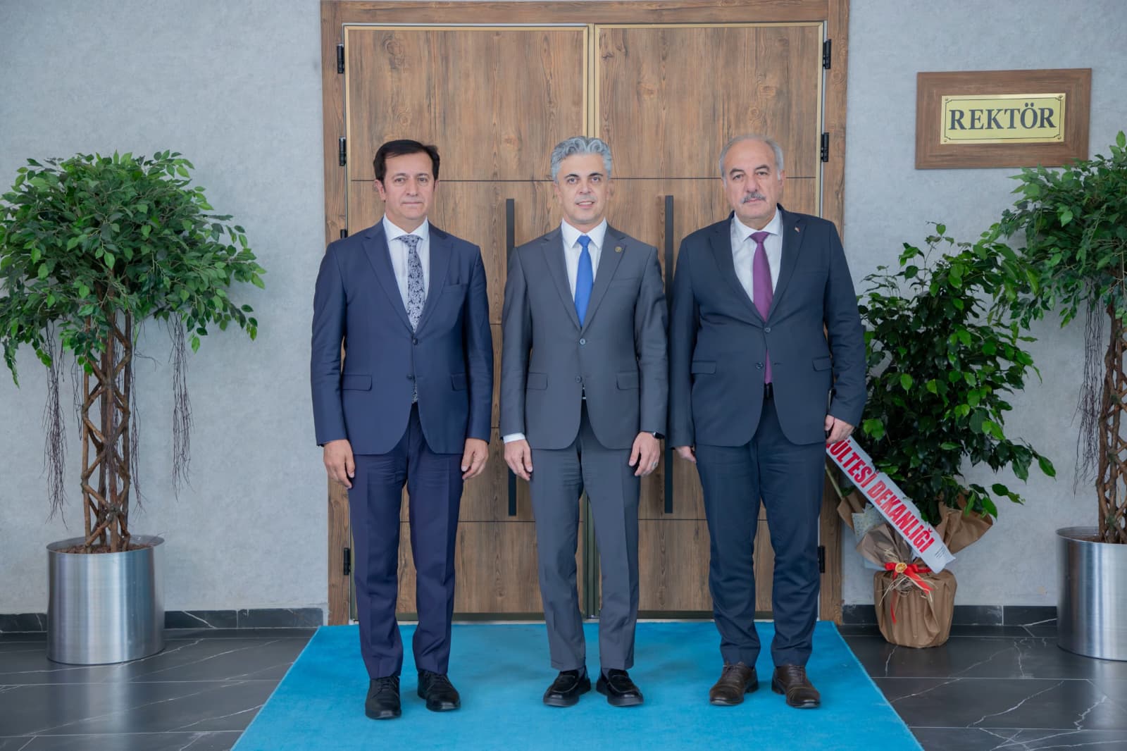 Görselde, Rektörümüz, Munzur Üniversitesi Rektörü ve Erzincan Binali Yıldırım Üniversitesi Rektörü yer almaktadır.
