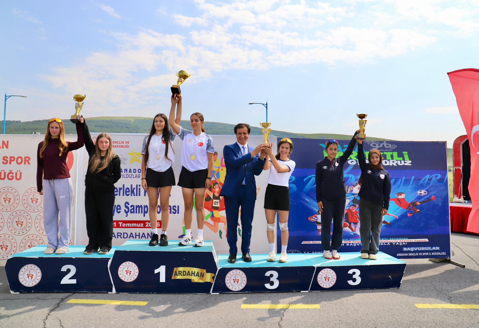 Görselde, Rektörümüz dereceye giren sporculara ödüllerini takdim etmektedir.