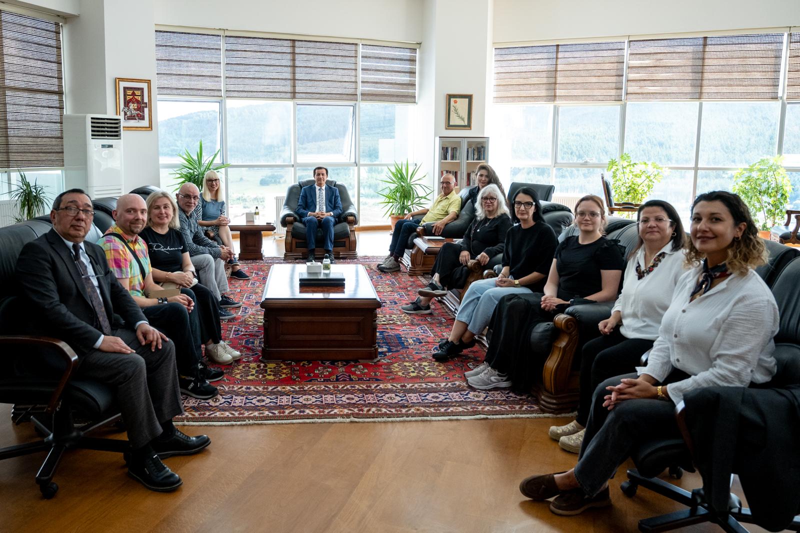 Polonyalı Akademisyen ve Ressamlardan Rektörümüz Sayın Prof. Dr. Öztürk Emiroğlu’na Ziyaret
