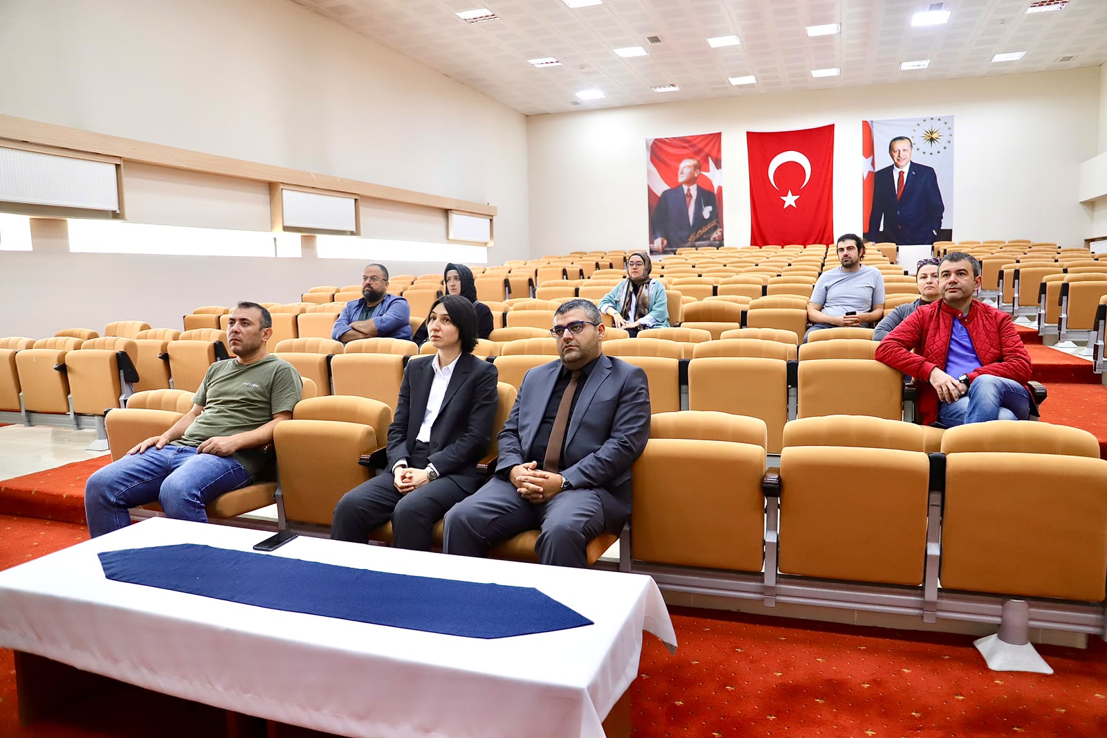 Görselde, Rektör Yardımcımız Prof. Dr. Yeliz Demir ile İİBF Dekanı Prof. Dr. Ali Kemal Çelik salonda yer almaktadır.