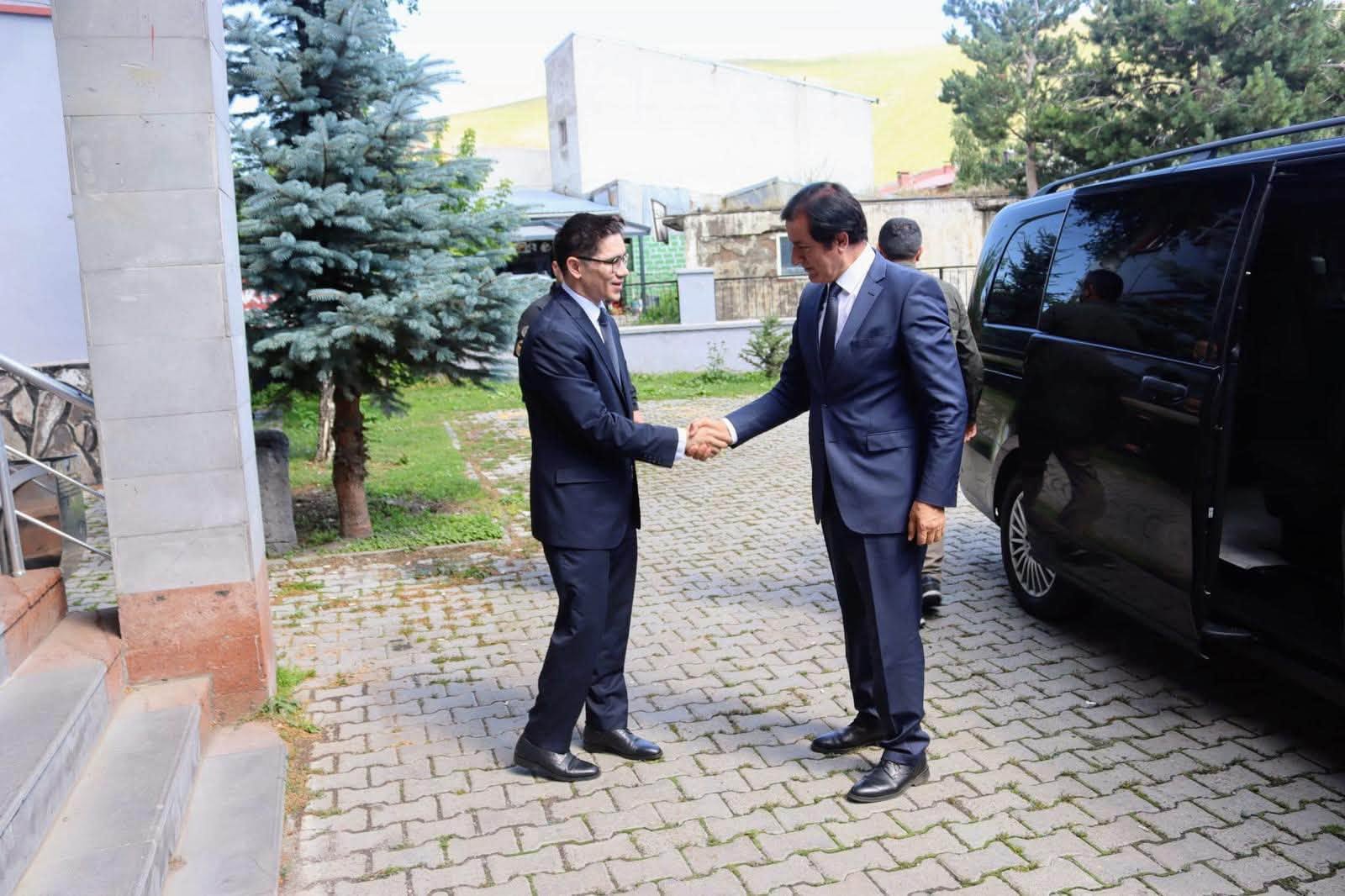 Görselde, Rektörümüz Sayın Prof. Dr. Öztürk Emiroğlu ve  Çıldır Kaymakamı Sayın  Yunus Emre Sakızcı Yer Almaktadır.