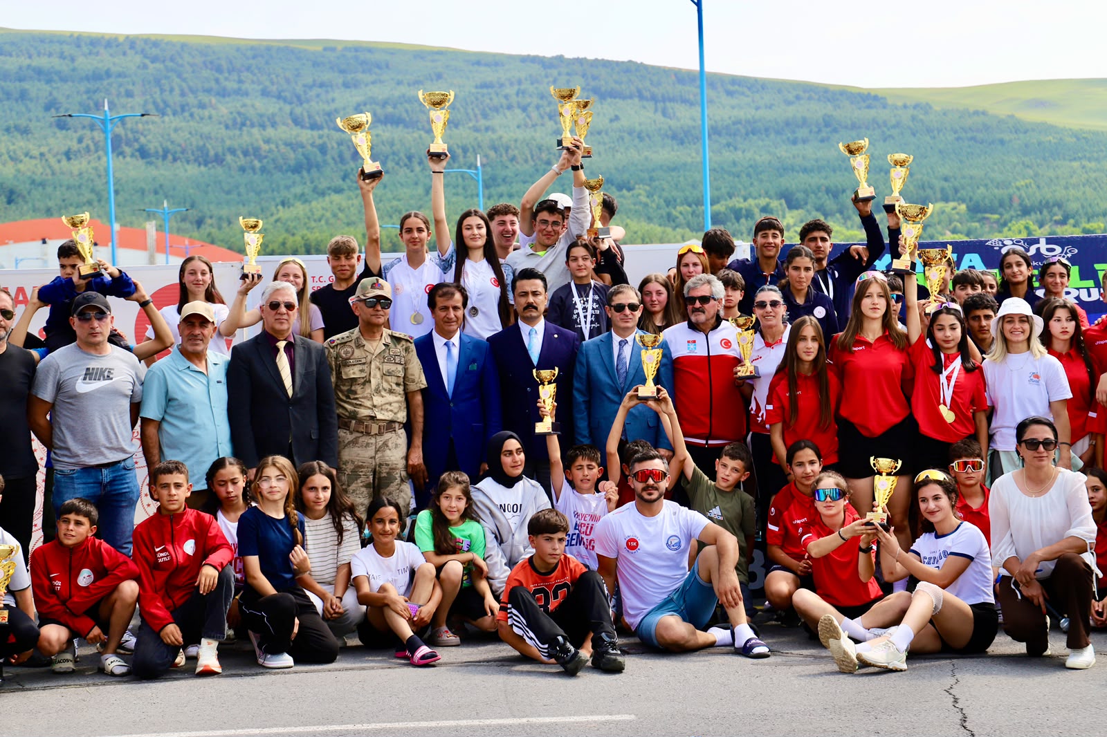 Görselde, Rektörümüz ödül töreninin ardından sporcular ve heyetle birlikte hatıra fotoğrafında yer almaktadır.
