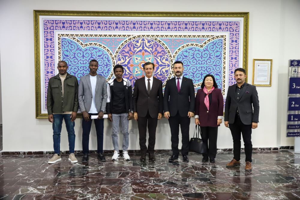 Uluslararası Öğrencilerimiz Dış İlişkiler Ofisi Eşliğinde Rektörümüzü Ziyaret Etti