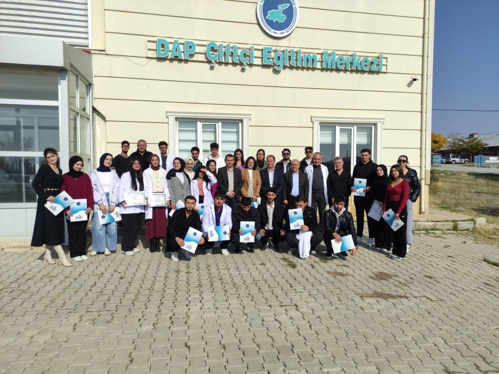 Laborant ve Veteriner Sağlık Programı Öğrencileri Van YYÜ DAP Çiftçi Eğitim Merkezi'nde Sığır Yetiştiriciliği Eğitimine Katıldı