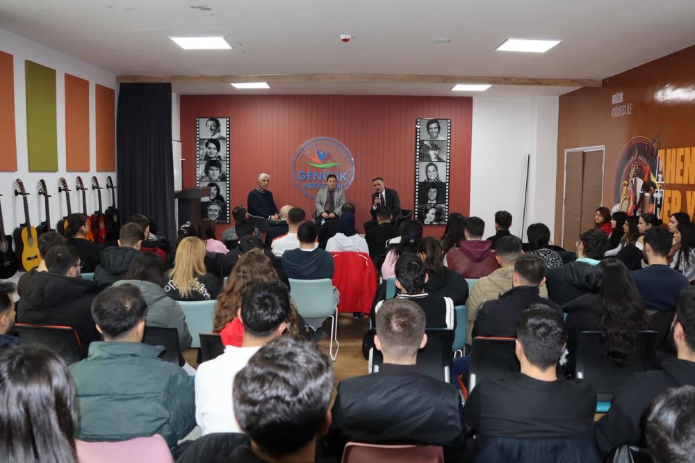 Spor Bilimleri Fakültesi Öğrencilerine Yönelik Söyleşi Programı Düzenlendi