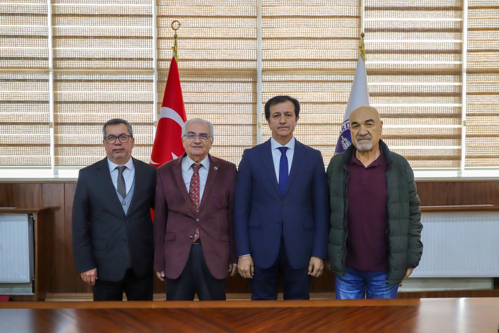 Üniversitemizde Emekliye Ayrılan Öğretim Üyelerine Plaket ve Teşekkür Belgesi Takdim Edildi