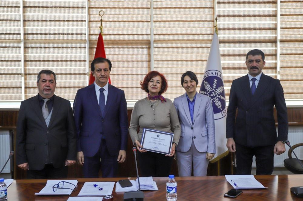 Emekliliğe Ayrılan Öğretim Üyelerine Üniversitemizde Plaket Takdim Edildi