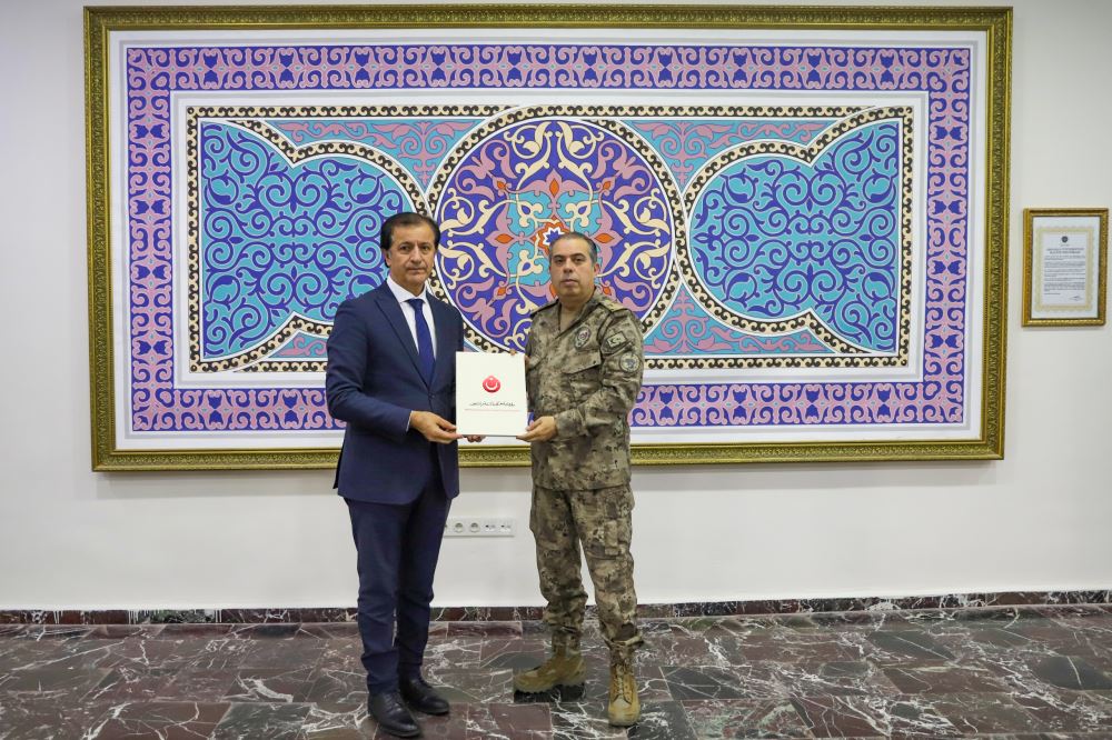 Ardahan İl Emniyet Müdürü Tarafından Rektörümüze Mehmed Muzaffer’in Çanakkale Parası Replikası Takdim Edildi