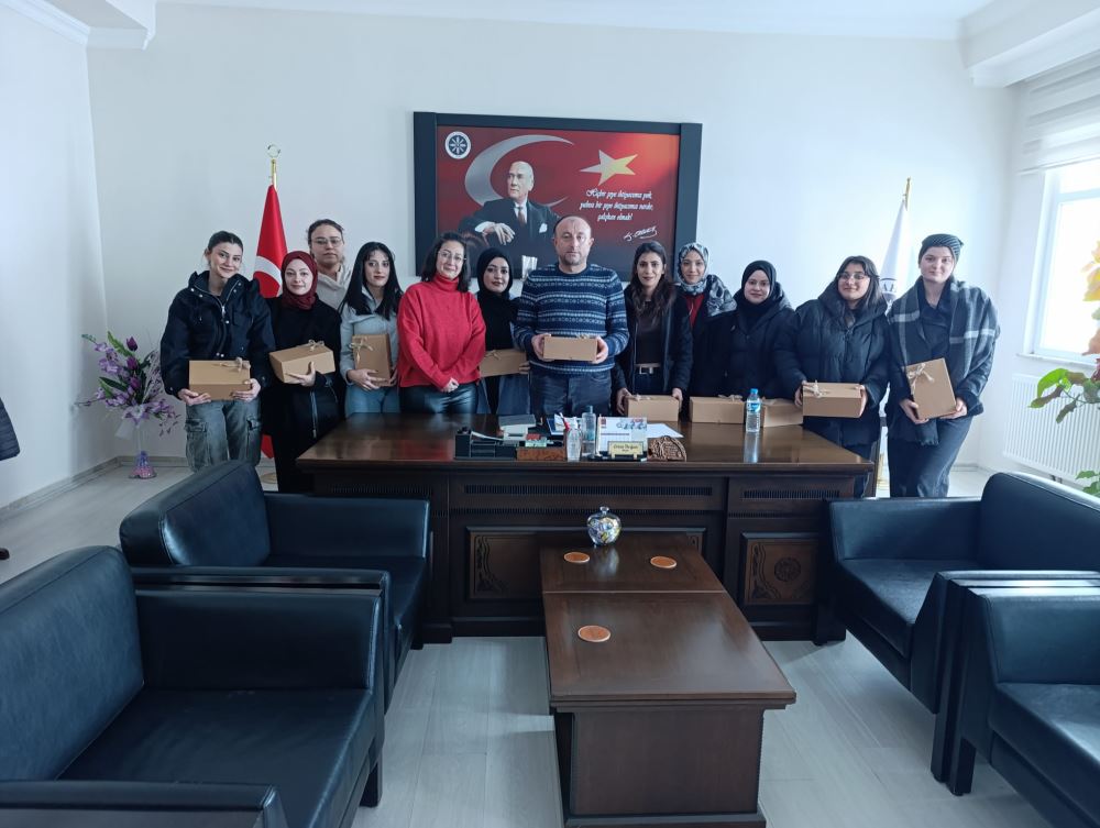 Nihat Delibalta Göle Meslek Yüksekokulu Öğrencilerinden “Umut Kutusu” Projesi