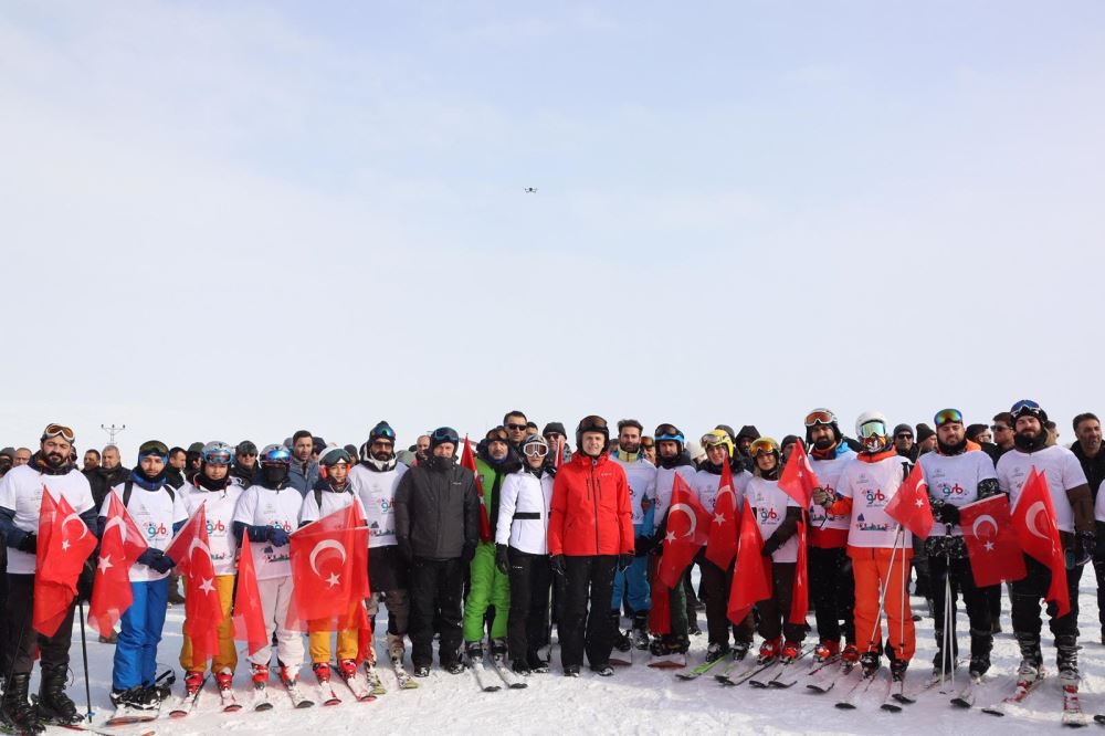 Valimizin Katılımıyla Yalnızçam Kayak Merkezinde Kayak Sezonu Açıldı: Rektörümüz Açılış Programına Katıldı