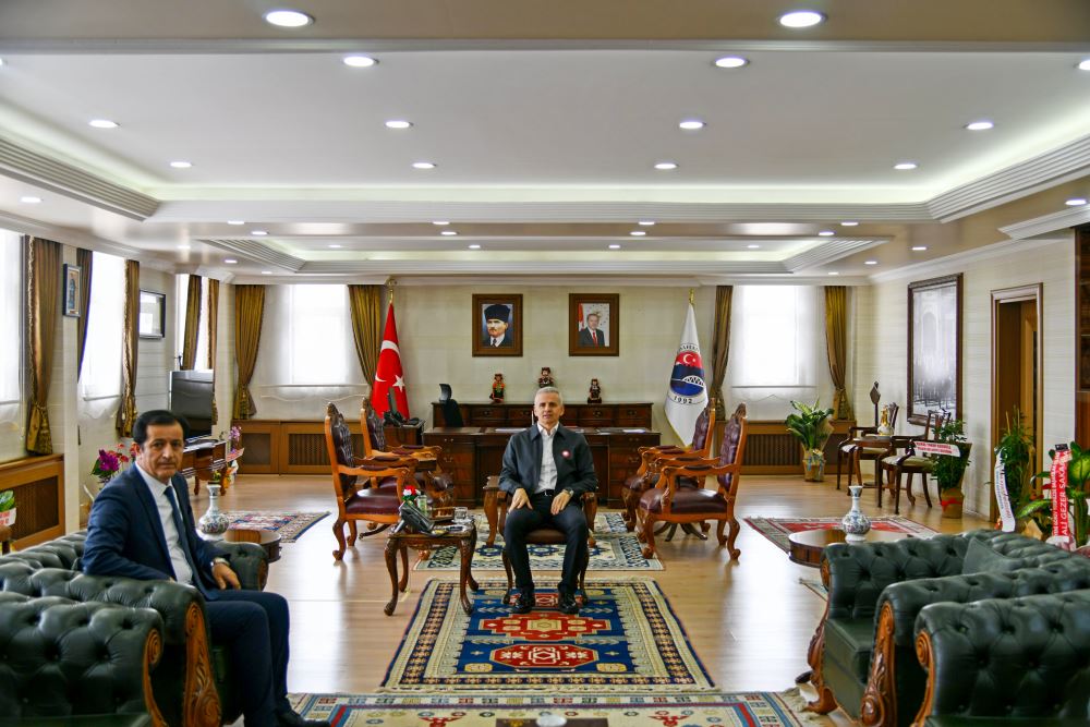 Rektörümüz Prof. Dr. Öztürk Emiroğlu’ndan Ardahan Valisi Mehmet Fatih Çiçekli ‘ye Ziyaret