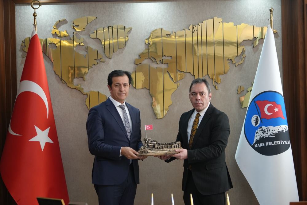 Rektörümüz Prof. Dr. Öztürk Emiroğlu, Kars Belediye Başkanı Prof. Dr. Ötüken Senger’i Ziyaret Etti