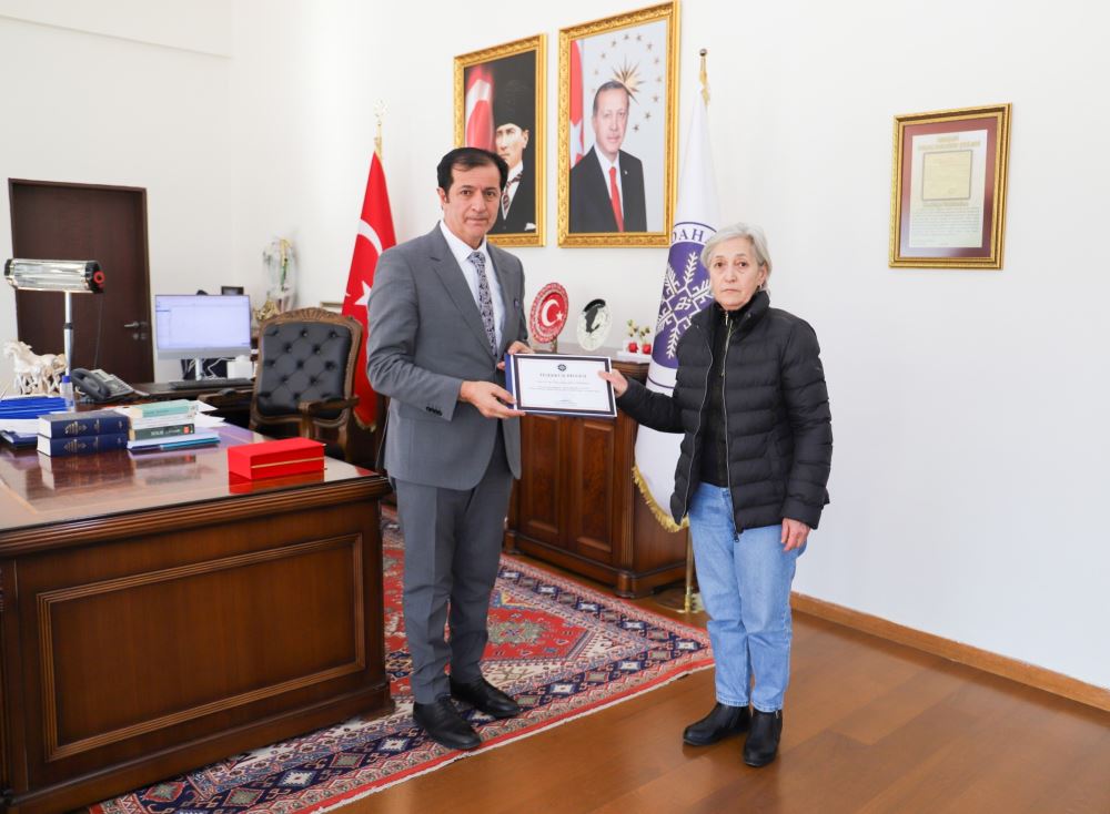 Rektörümüz Prof. Dr. Öztürk Emiroğlu’ndan Emekli Öğretim Üyemize Plaket ve Teşekkür Belgesi Takdimi