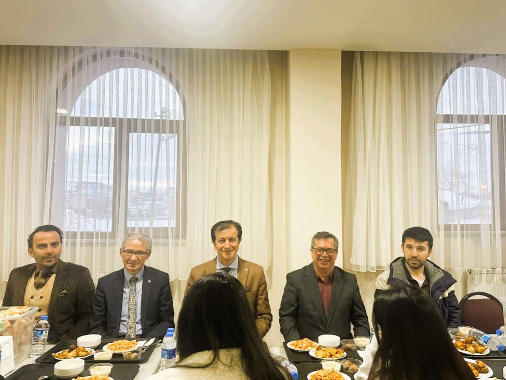 Üniversitemiz Rektörü Prof. Dr. Öztürk Emiroğlu, Çıldır MYO’da Öğrencilerle İftar Sofrasında Buluştu