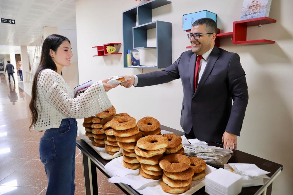 İİBF’den Vize Sınav Döneminde Öğrencilere Moral Desteği: Simit ve Çay İkramı
