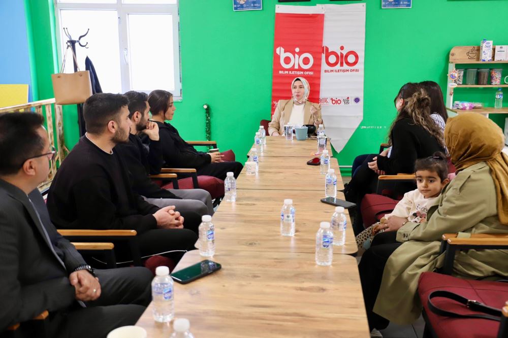 Üniversitemiz Bilim İletişim Ofisi Tarafından Bilim Kafe Buluşmaları Kapsamında “Dijital Çağda Ebeveynlik” Konulu Söyleşi Gerçekleştirildi