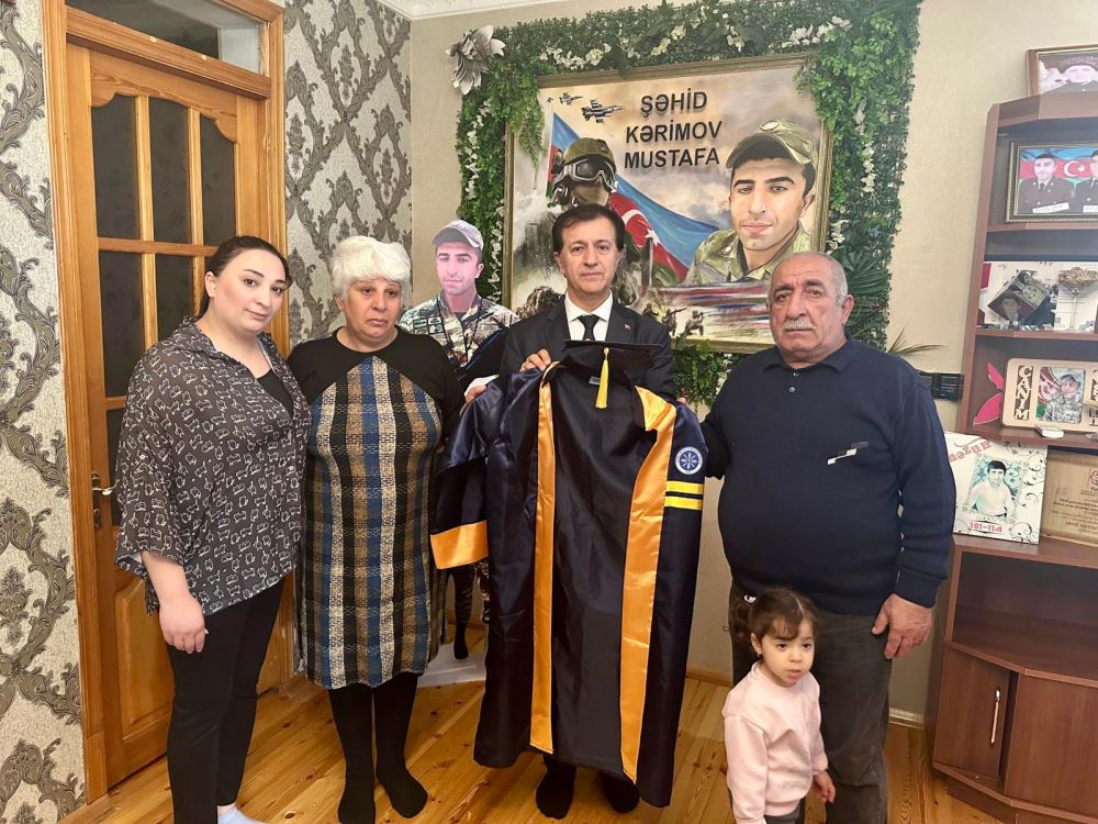 Rektörümüz Prof. Dr. Öztürk Emiroğlu, Azerbaycan Bakü’de Şehit Öğrencimiz Mustafa Kerimov’un Ailesine Mezuniyet Cübbesini Takdim Etti