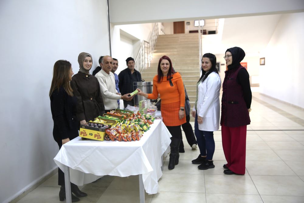 Vize Haftasında Öğrencilere Anlamlı Destek: Üniversitemiz Teknik Bilimler MYO’da İkram Etkinliği Devam Ediyor
