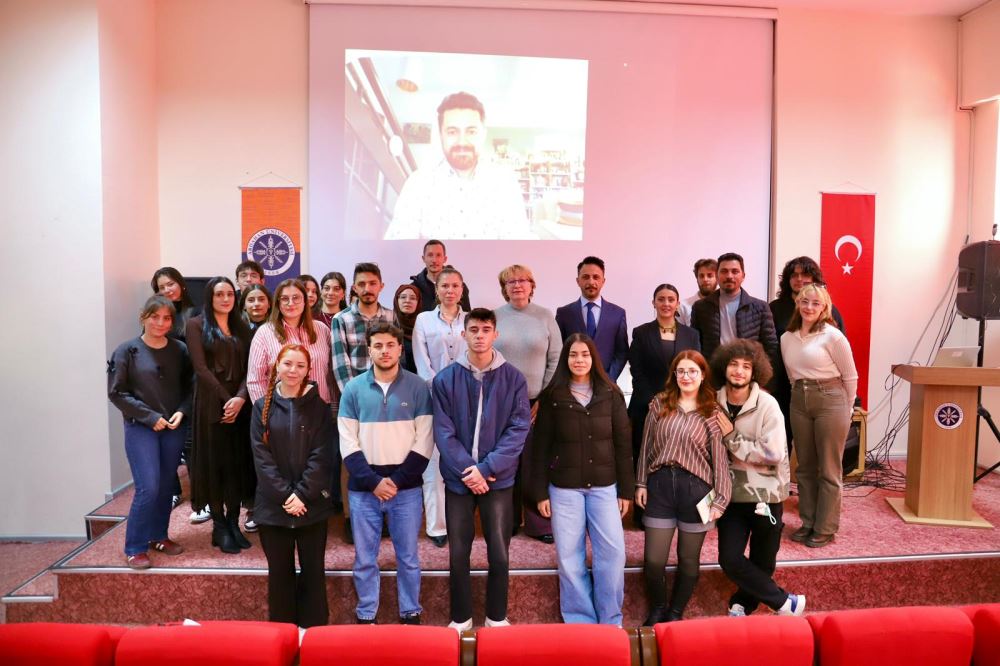 Üniversitemiz Rus Dili Edebiyatı Tarafından “Dijital Çağın Akademik Asistanları: Araştırma Süreçlerinde Yapay Zekâ ve Etik Sınırlar” Başlıklı Webinar Gerçekleştirildi