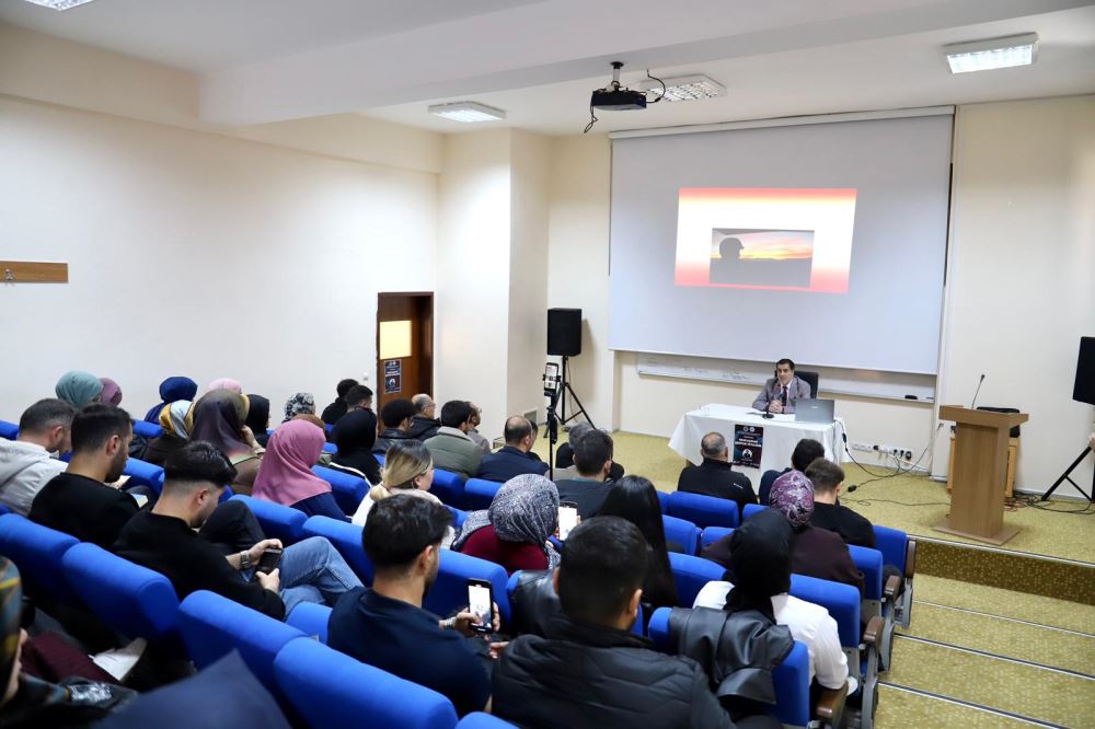 Üniversitemizde Şehitler ve Gaziler Haftası Dolayısıyla Bilge İlahiyatçılar Kulübü Tarafından “Fıkhî Açıdan Şehitlik ve Gazilik” Konferansı Düzenlendi