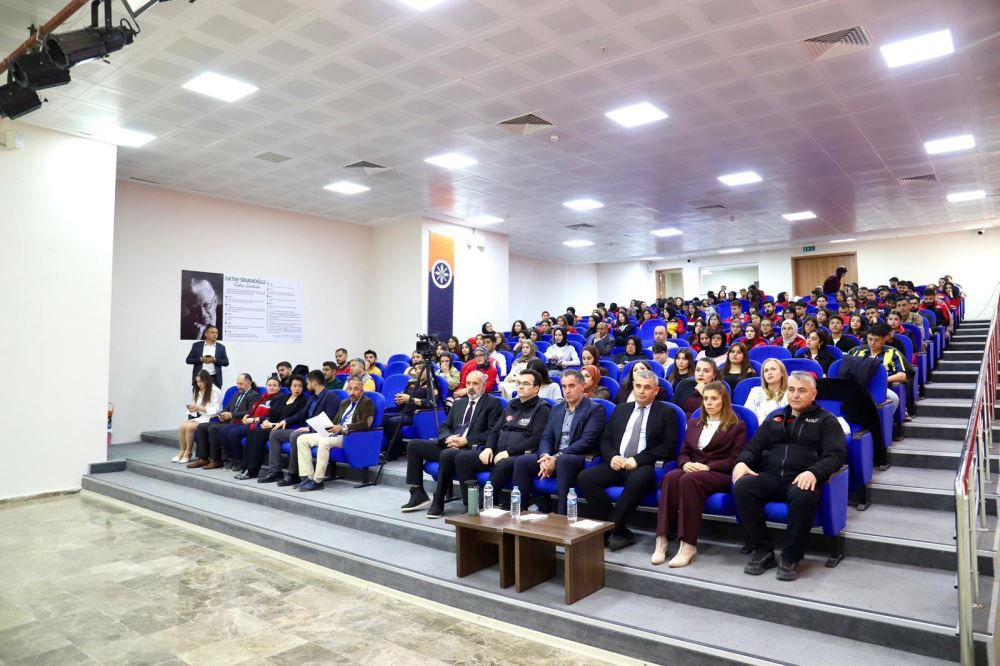 Üniversitemiz Acil Yardım ve Afet Yönetimi Bölümünde Üniforma Giyme ve Yemin Töreni Gerçekleştirildi