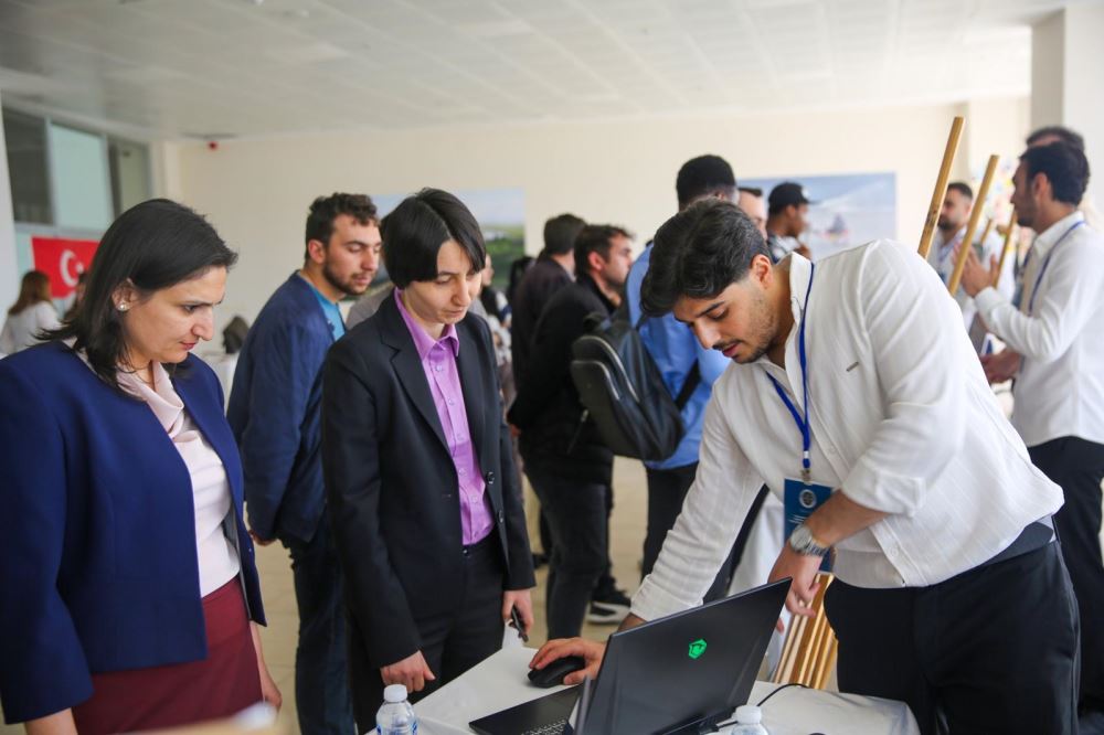 Üniversitemiz Mühendislik Fakültesinde Öğrencilerinin Bitirme Projesi Sergisi Gerçekleştirildi