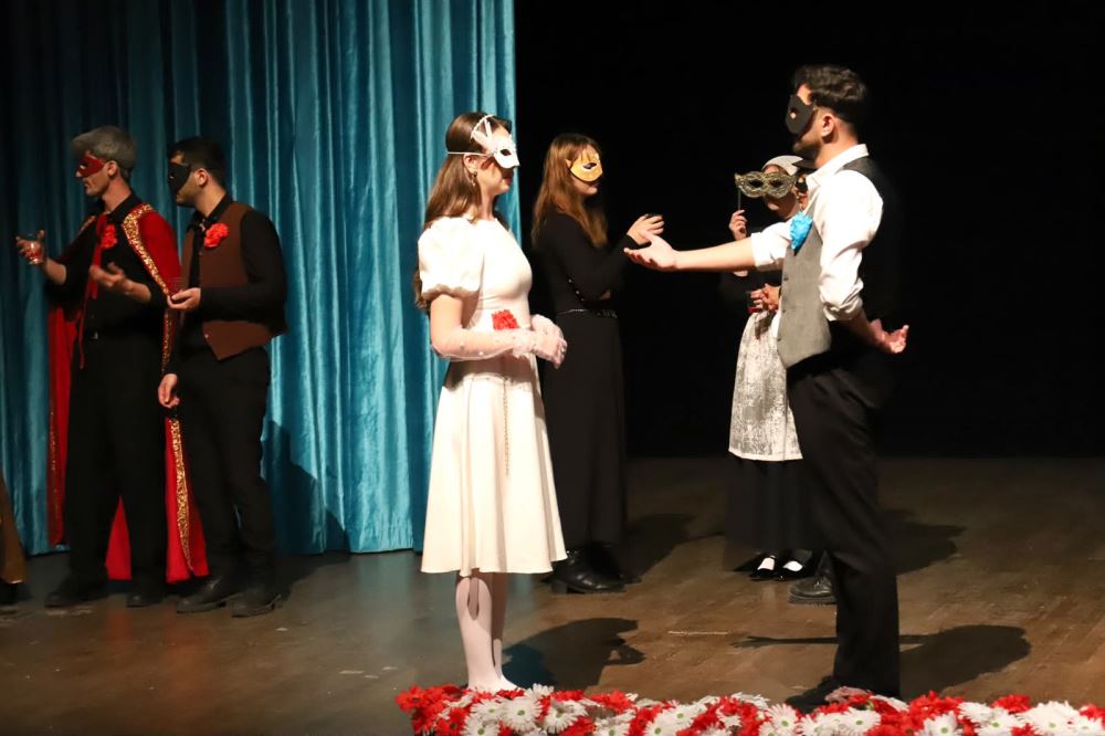 Üniversitemiz İnsani Bilimler ve Edebiyat Fakültesinde "Romeo and Juliet" Oyunu Sahnelendi