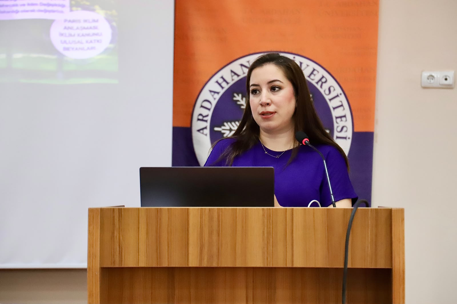 Görselde, Üniversitemiz Öğretim Üyesi Doç. Dr. Bilge Sayın kürsüde sunumunu sürdürmektedir.
