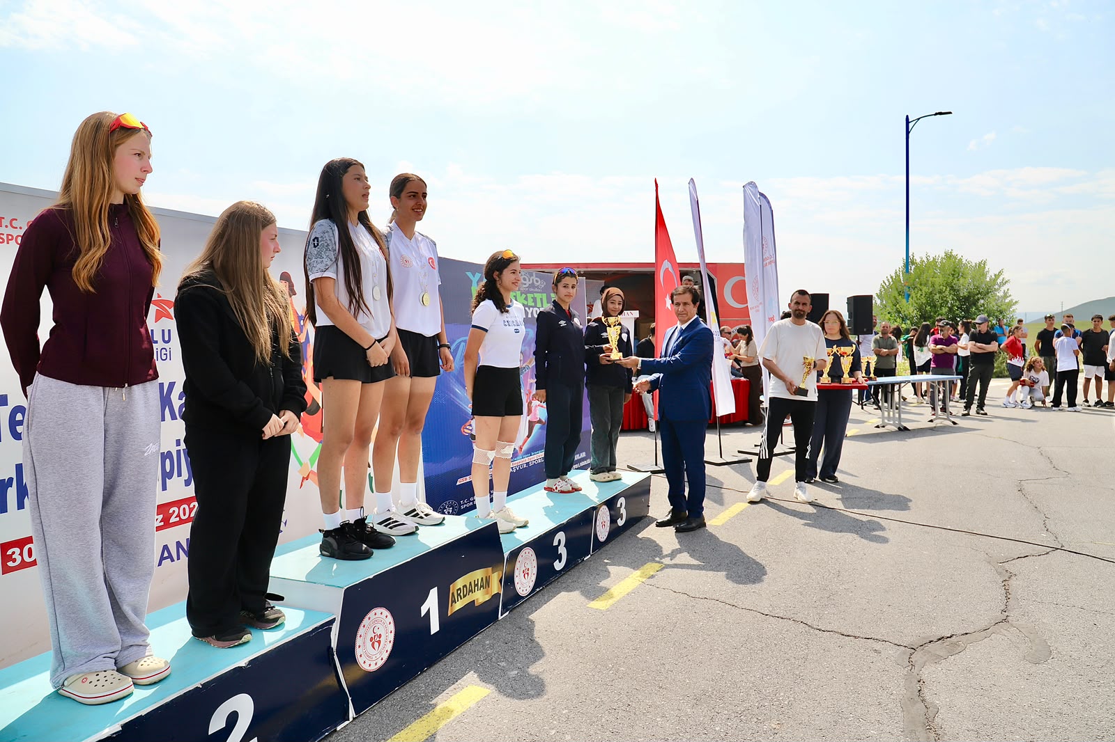 Görselde, Rektörümüz dereceye giren sporcuya ödülünü takdim ederken görülmektedir.