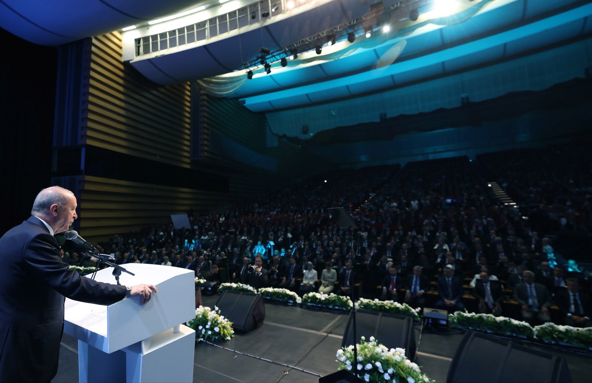 Görselde, Cumhurbaşkanımız Sayın Recep Tayyip Erdoğan, 2. İletişim Şûrası’nda katılımcılara hitap etti.