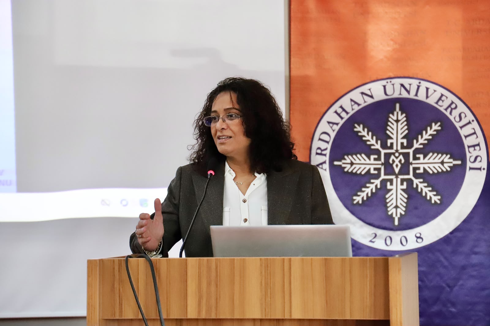 Prof. Dr. Nihal Paşalı Taşoğlu Üniversitemizde “Kurum İçi Etkili İletişim” Konferansı Verdi