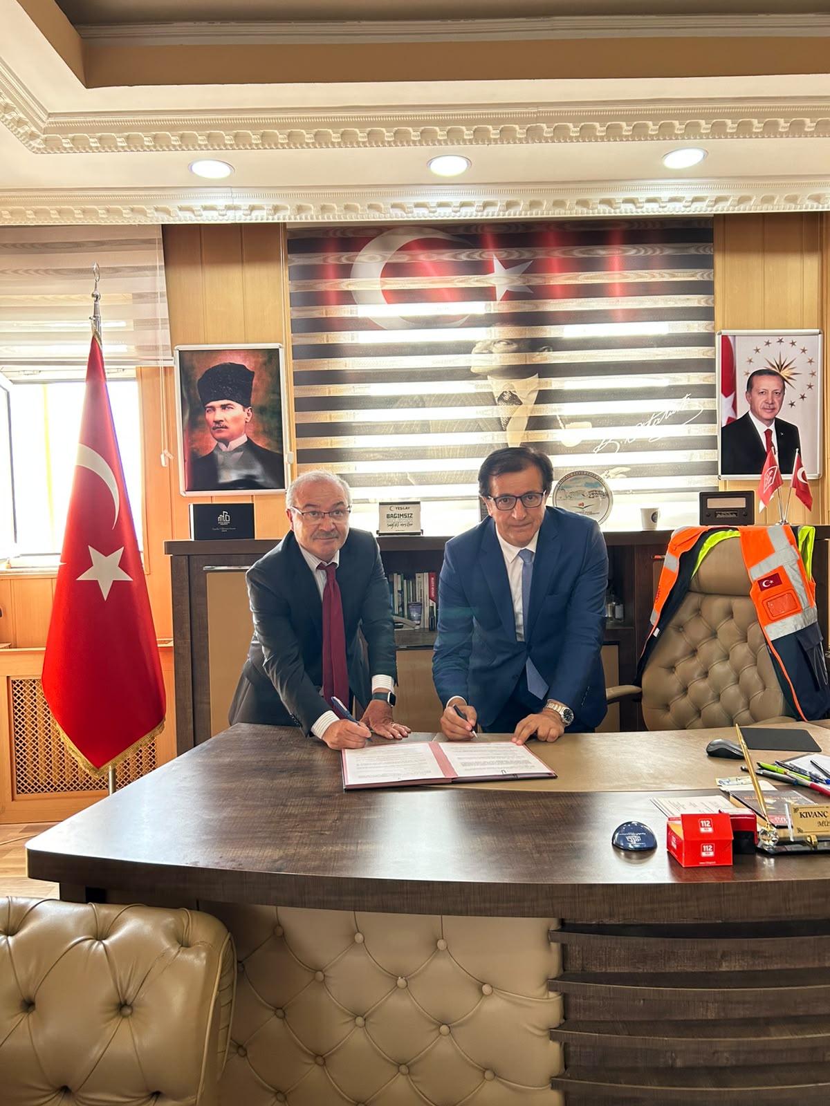 Görselde, protokol metni Rektörümüz Prof. Dr. Öztürk Emiroğlu ile İl Müdürü  Kıvanç Oktay tarafından imzalandı.