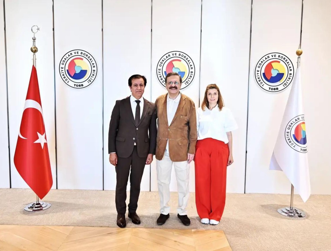 Görselde Rektörümüz Prof. Dr. Öztürk Emiroğlu, TOBB Başkanı M. Rifat Hisarcıklıoğlu ve Dr. Öğr. Üyesi Tuğba Mert Emiroğlu bulunmaktadır.