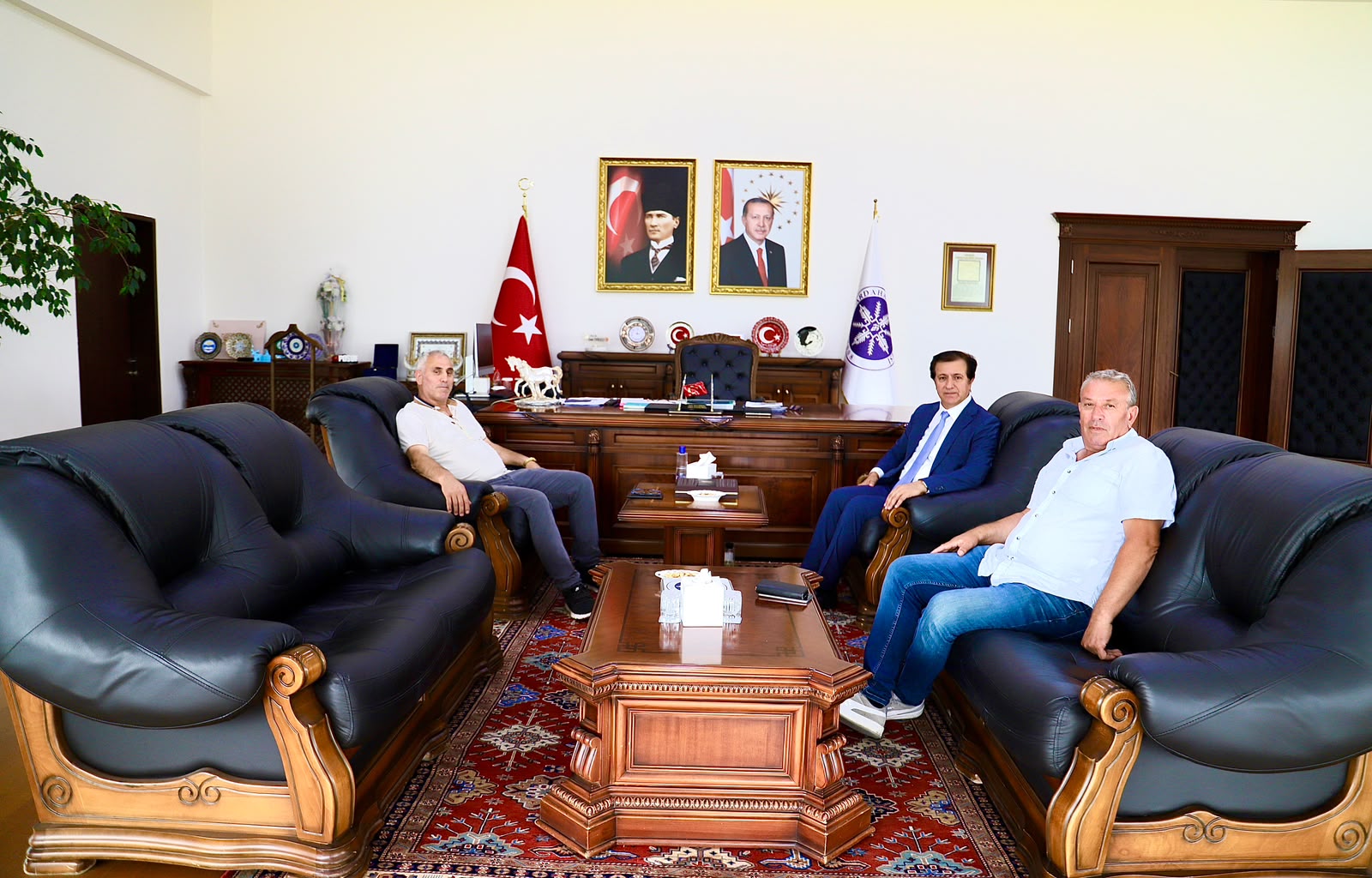 Görselde, Rektörümüz ve İlkokul Yıllarından Köydeki Arkadaşları Görülmektedir.