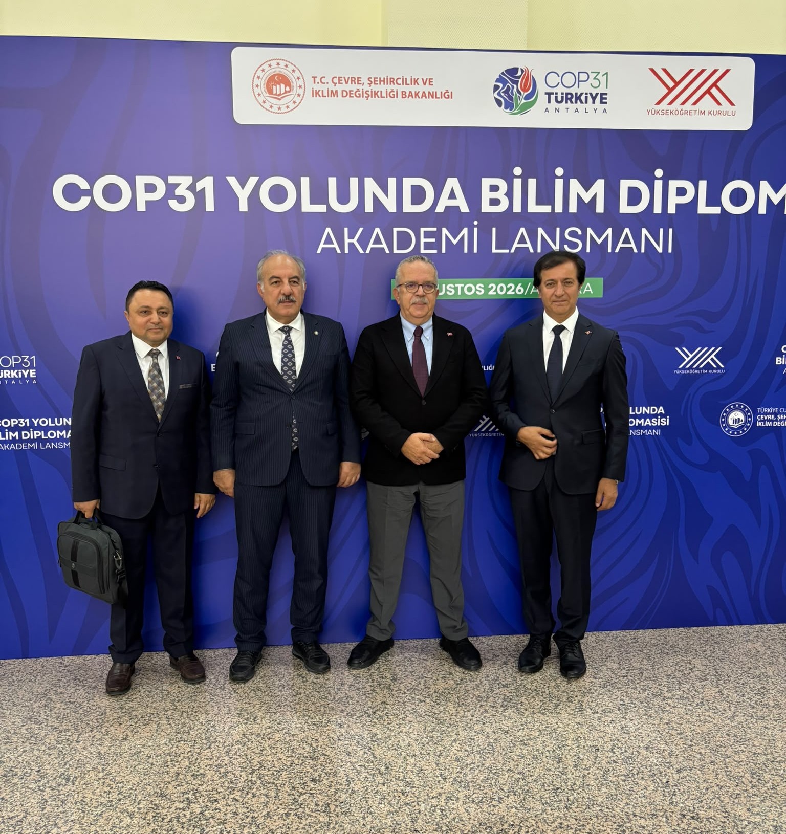 Görselde, Rektörümüz ve beraberindeki katılımcılar yer almaktadır.